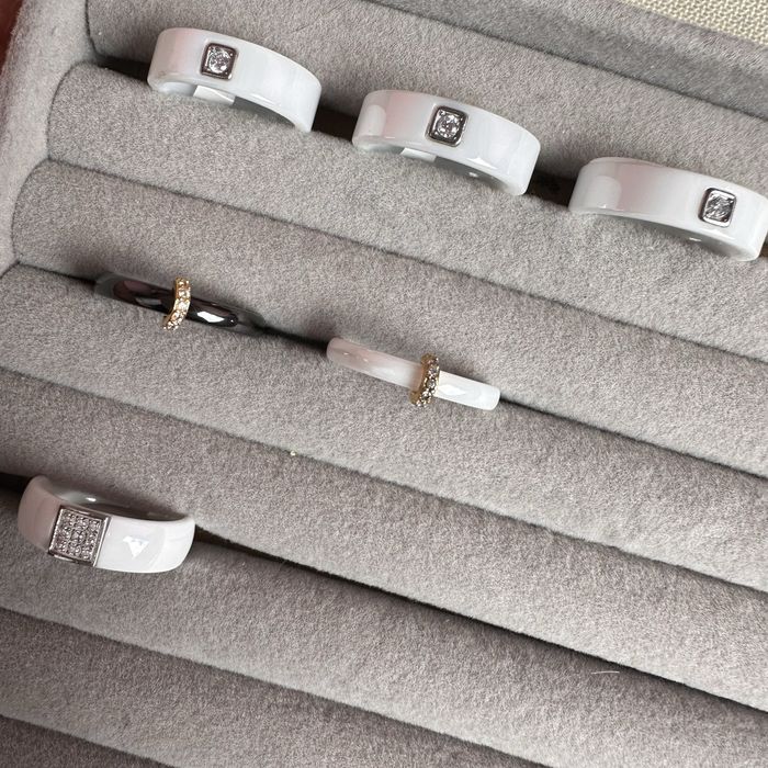 Керамічні каблучки нові 17 розмір