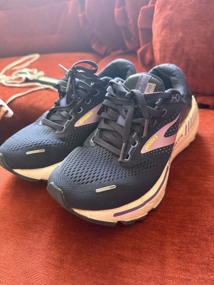 Кросівки жіночі Brooks