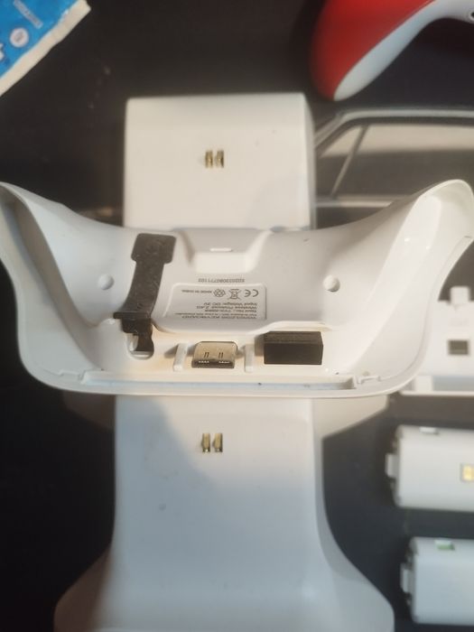 Pad Xbox series + stacja dokująca + klawiatura do pada