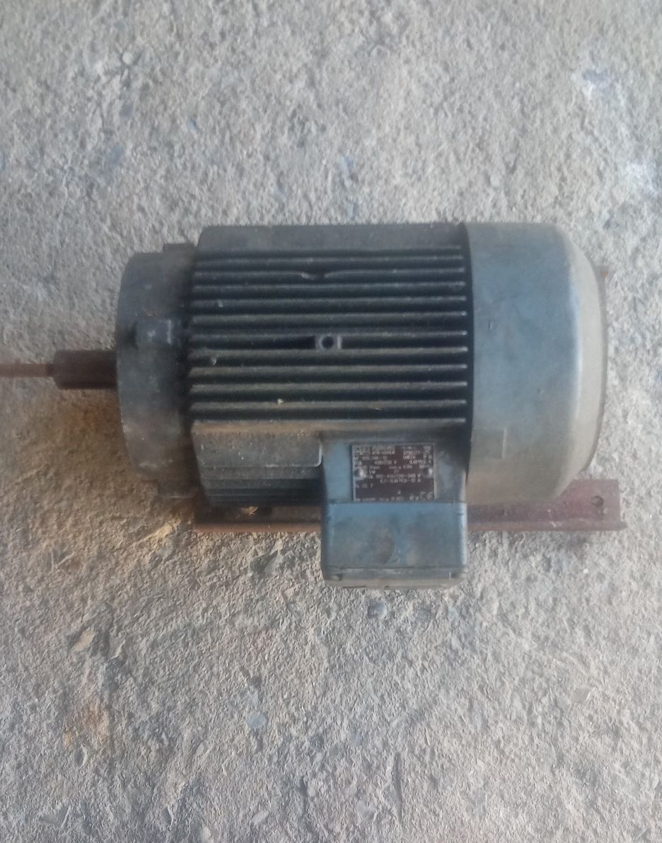 Motor elétrico trifásico monofásico