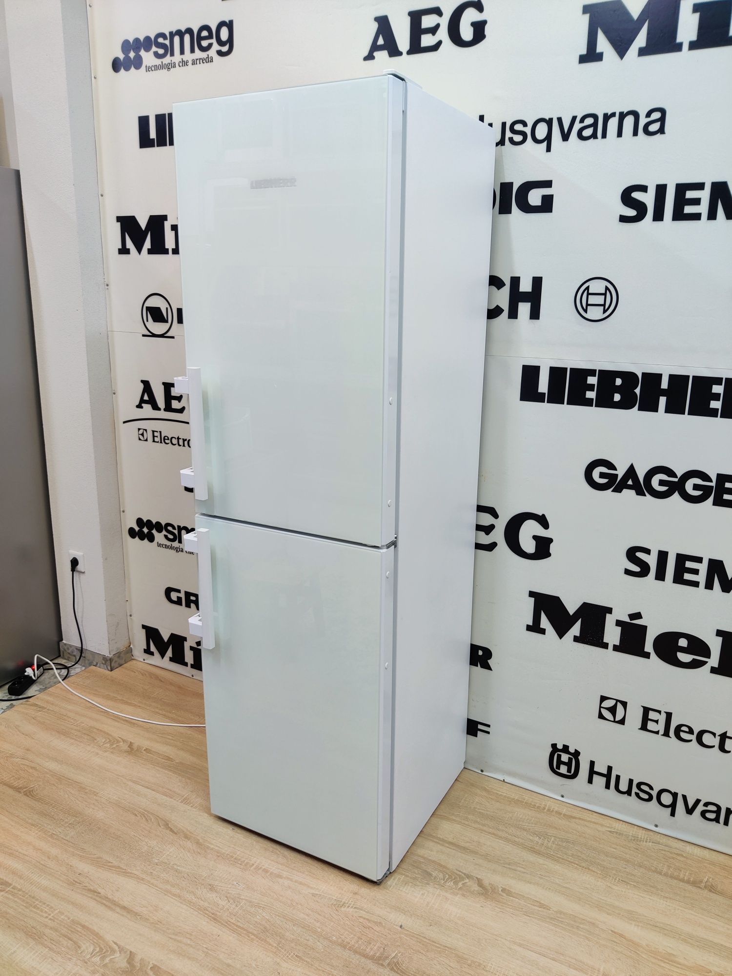 Холодильник Liebherr™ CN3915. Біле скло. Android.