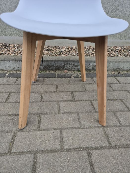 Krzesła białe skandynawskie