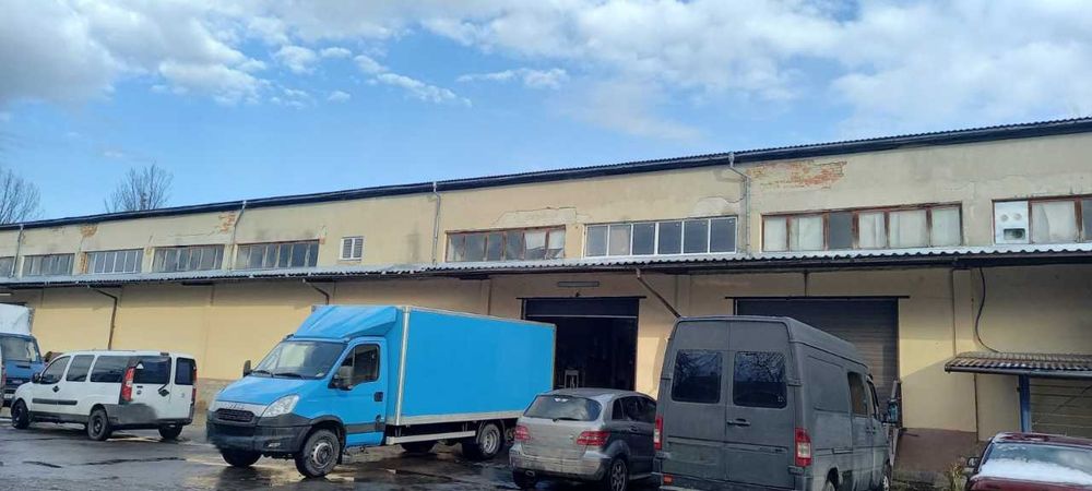 Склад з 5 вмонтованими холодильними камерами та компресорною станцієї