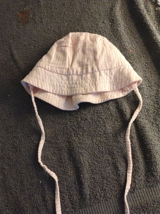 Biały w paski pomarańczowe kapelusz niemowlęcy wiazany