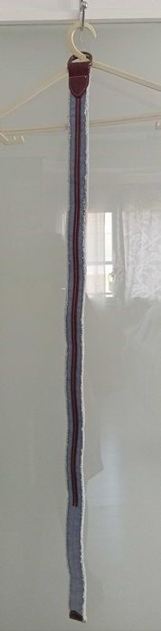 Cinto em tecido, tipo ganga com apontamentos em couro castanho