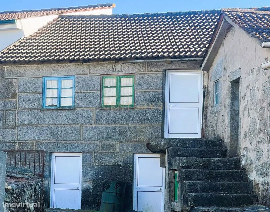 Moradia de granito em Granja do Paiva para reconstrução
