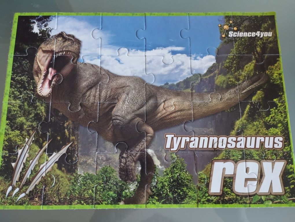 Puzzle T-Rex 24 peças + livro muito bom estado