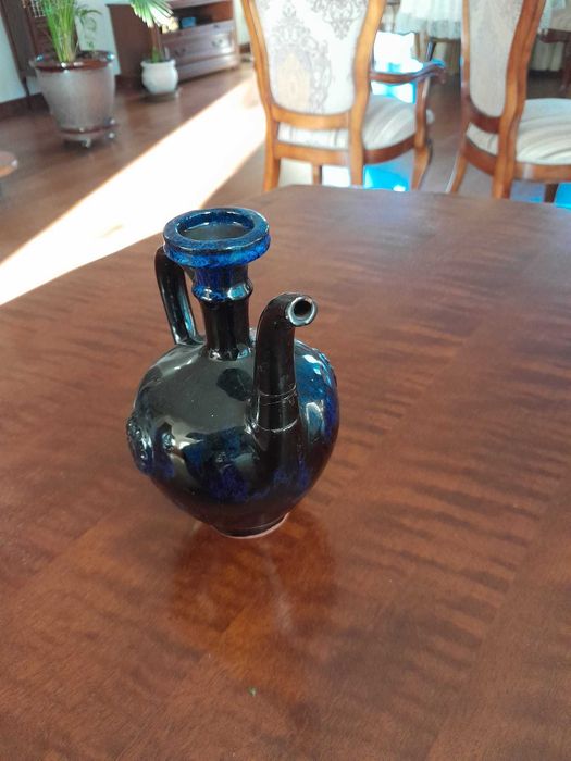 Dzbanek granatowo-niebieski z czasów PRL