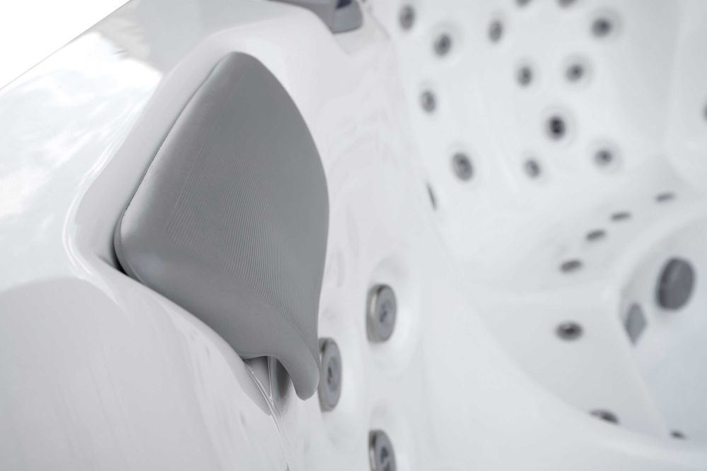 Jacuzzi FROST KÖLD ECO już w Polsce– pompa ciepła + 86 dysz