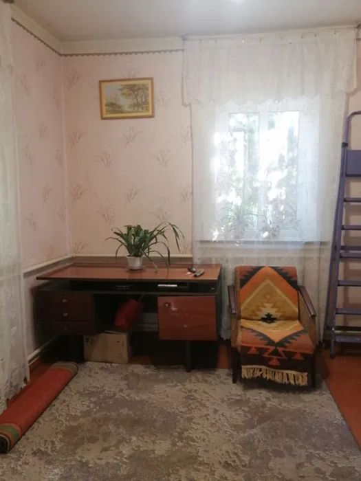 Продам будинок з ексклюзивною земельною ділянкою в центрі міста.