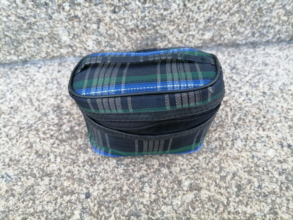 Necessaire azul aos quadrados
