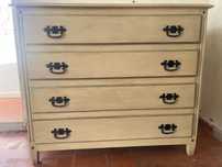 Cómoda antiga perfeita para remodelação