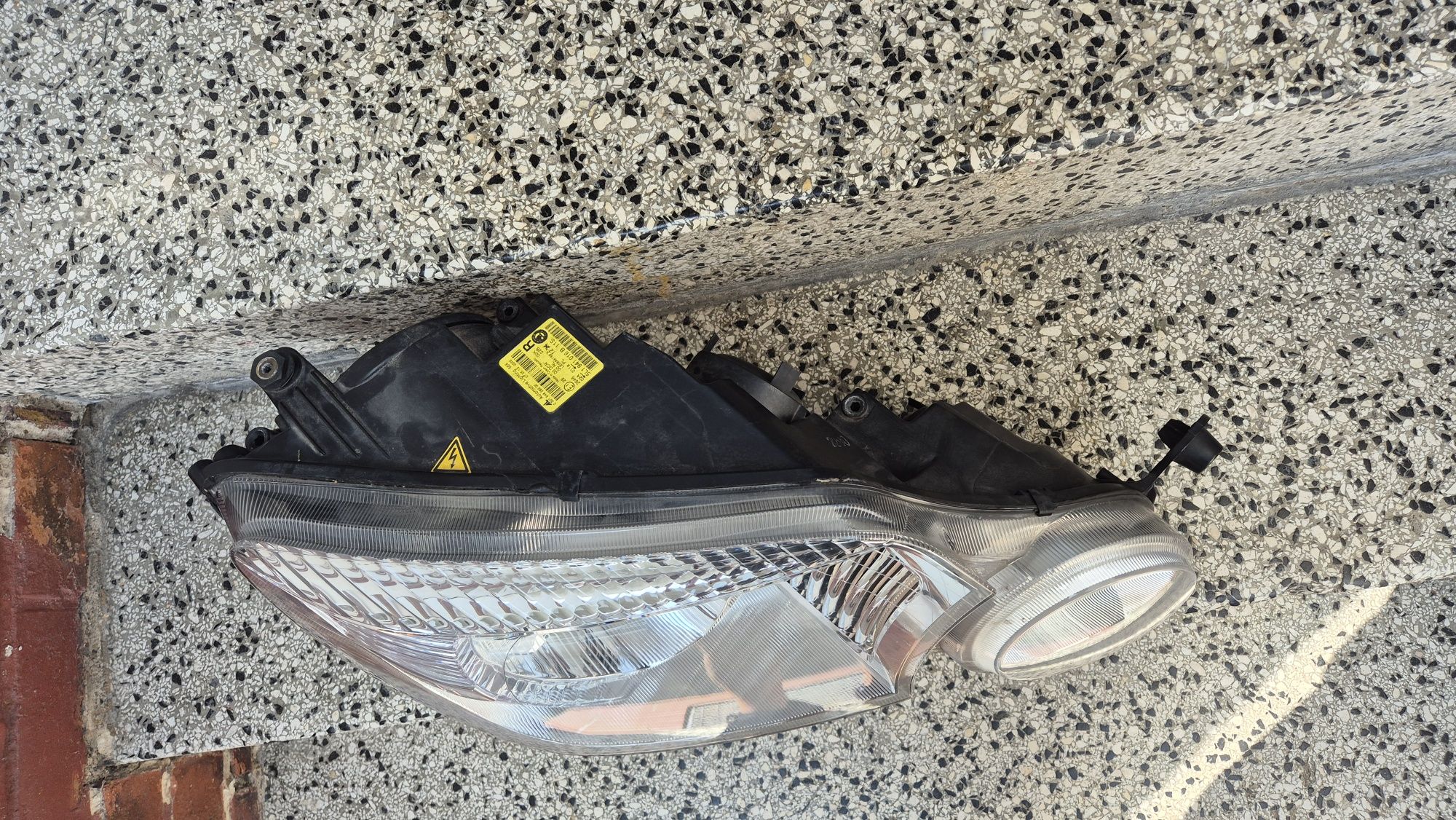 Lampa przednia Prawa SKODA YETI xenon
