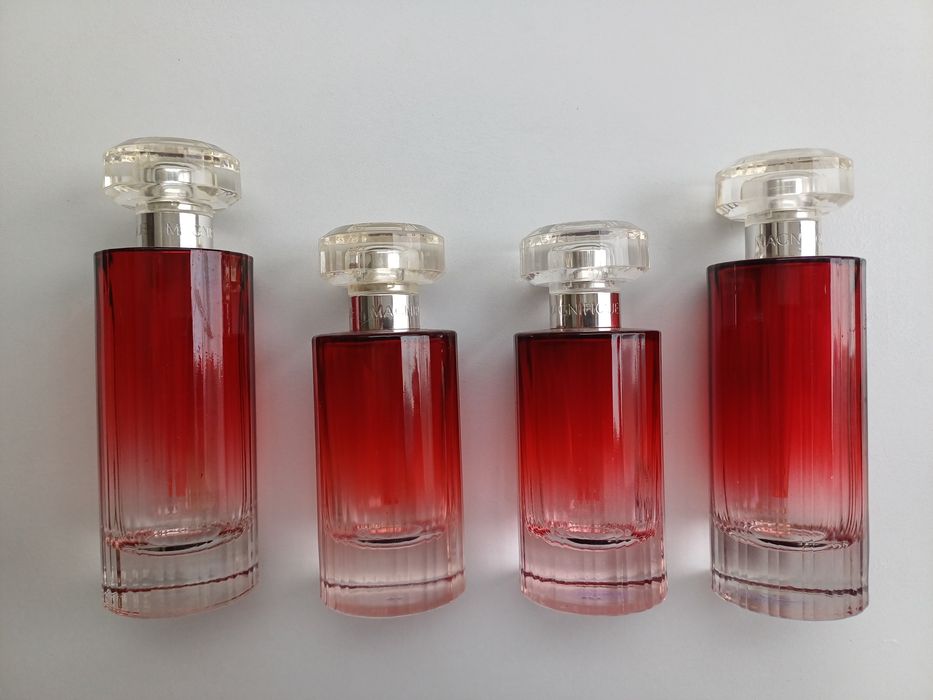 4 lindíssimos frascos (vazios) de perfume Magnifique