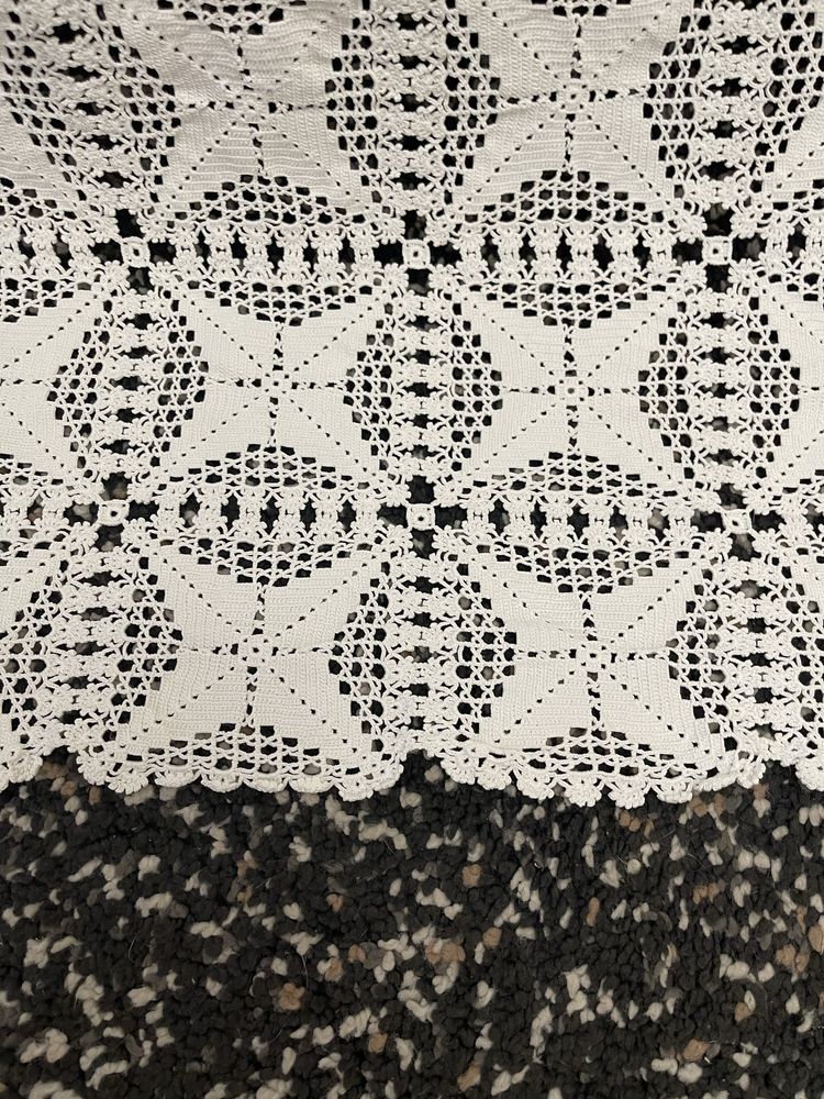 Toalha de renda branca, feita à mao