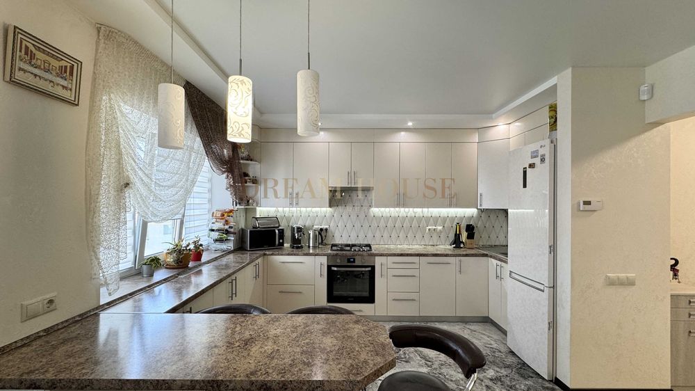 Трьохкімнатна квартира з ремонтом у Гранд Виллас. Газове опалення