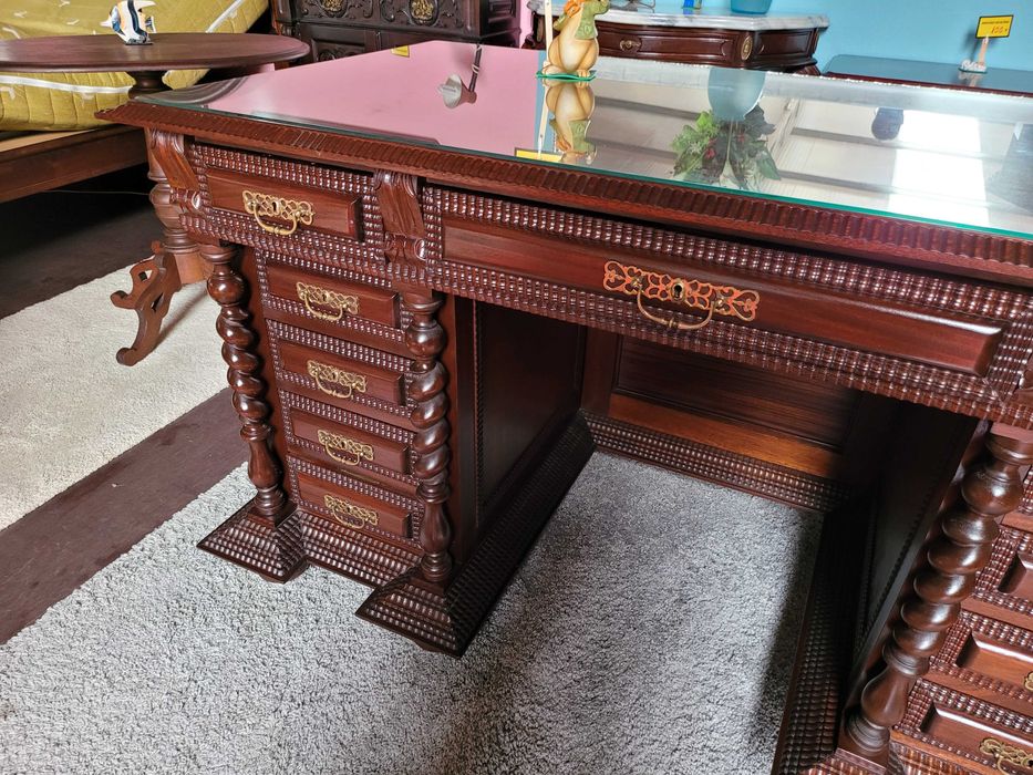 Fantástica secretária antiga em madeira maciça com gavetas em