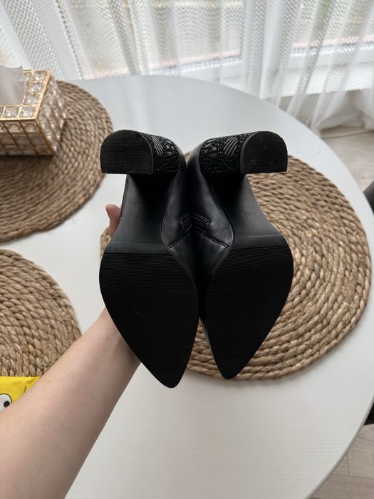 Шкіряні ботінки на каблуку