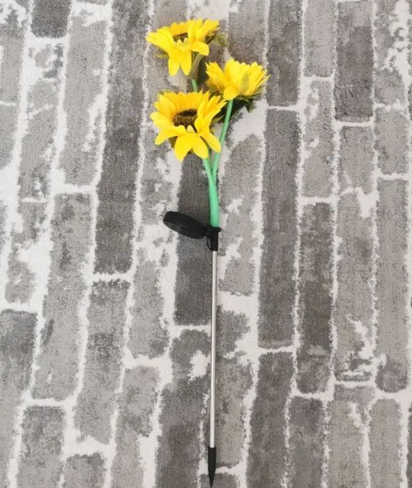 Декор соняшники на сонячній батареї.