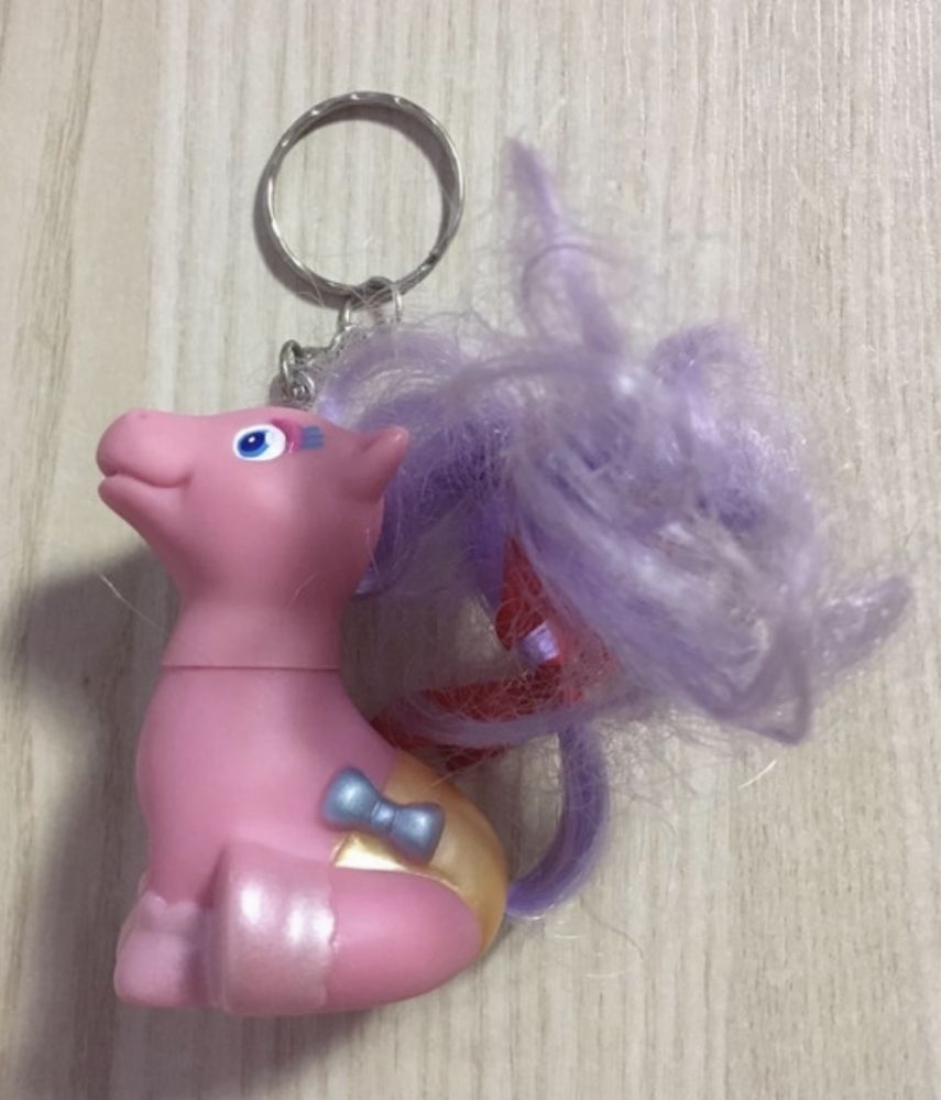 Breloczek a’la Kucyk Pony z bujną fioletową grzywą Tara Toy