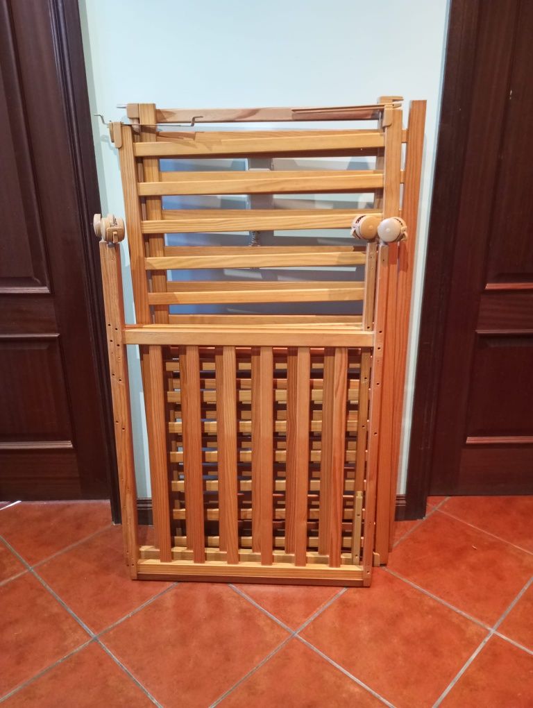 Berço de madeira com rodas e colchão- Bébécar