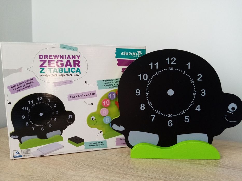 Drewniany zegar z tablicą
