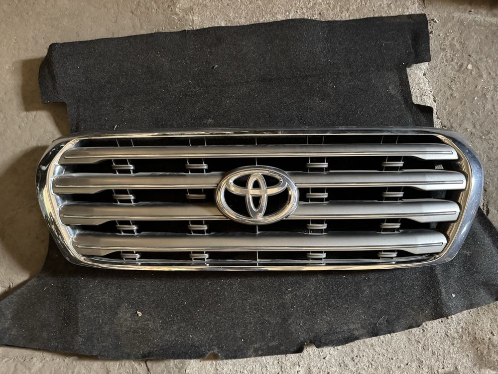 Решітка радиатора Toyota Land Cruiser 200