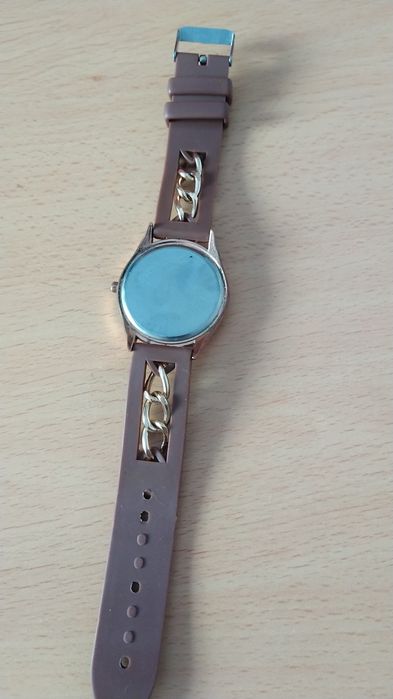 Vários relógios, adulto e criança