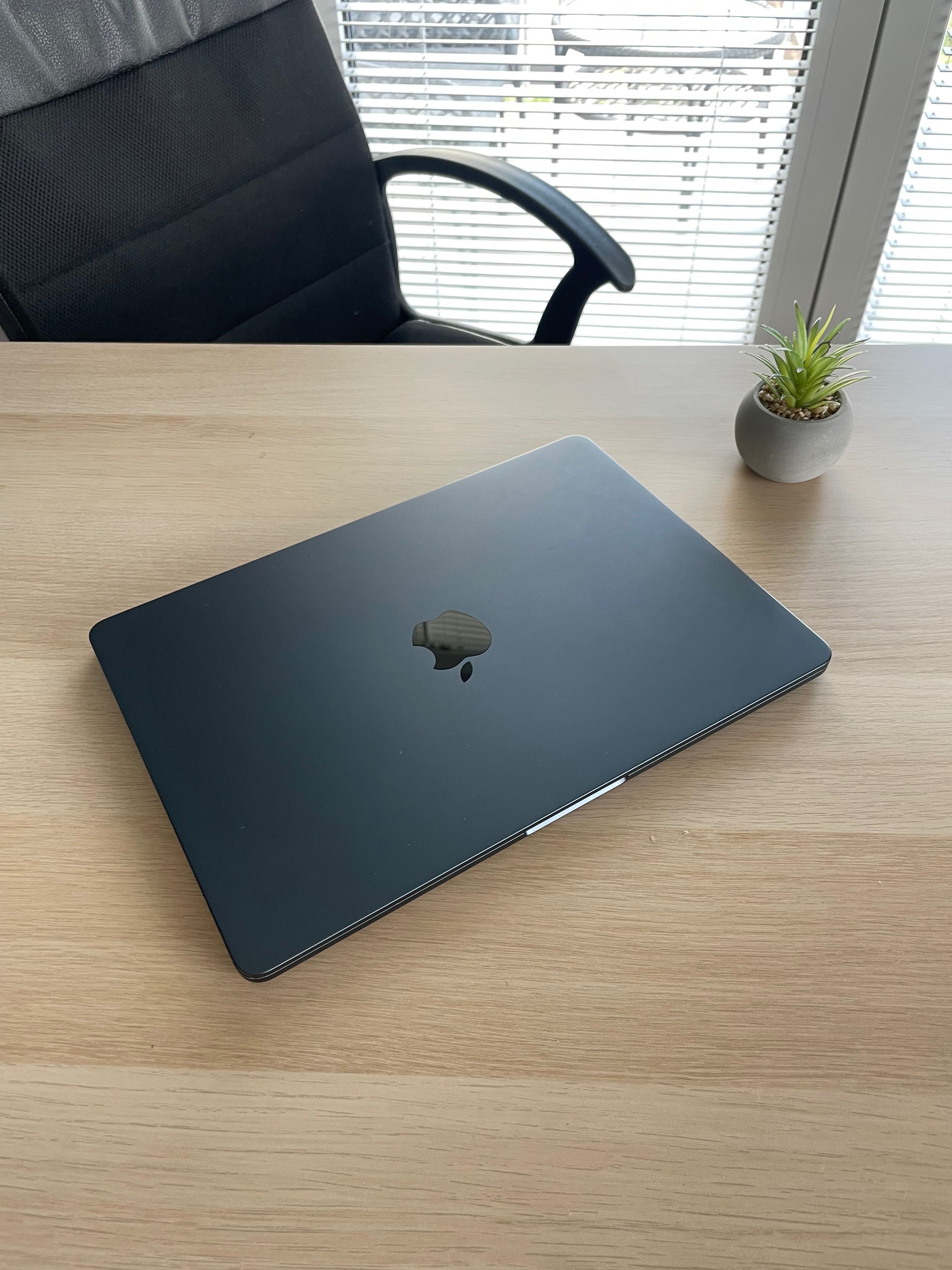 Macbook Air 13” M3 (8/256)