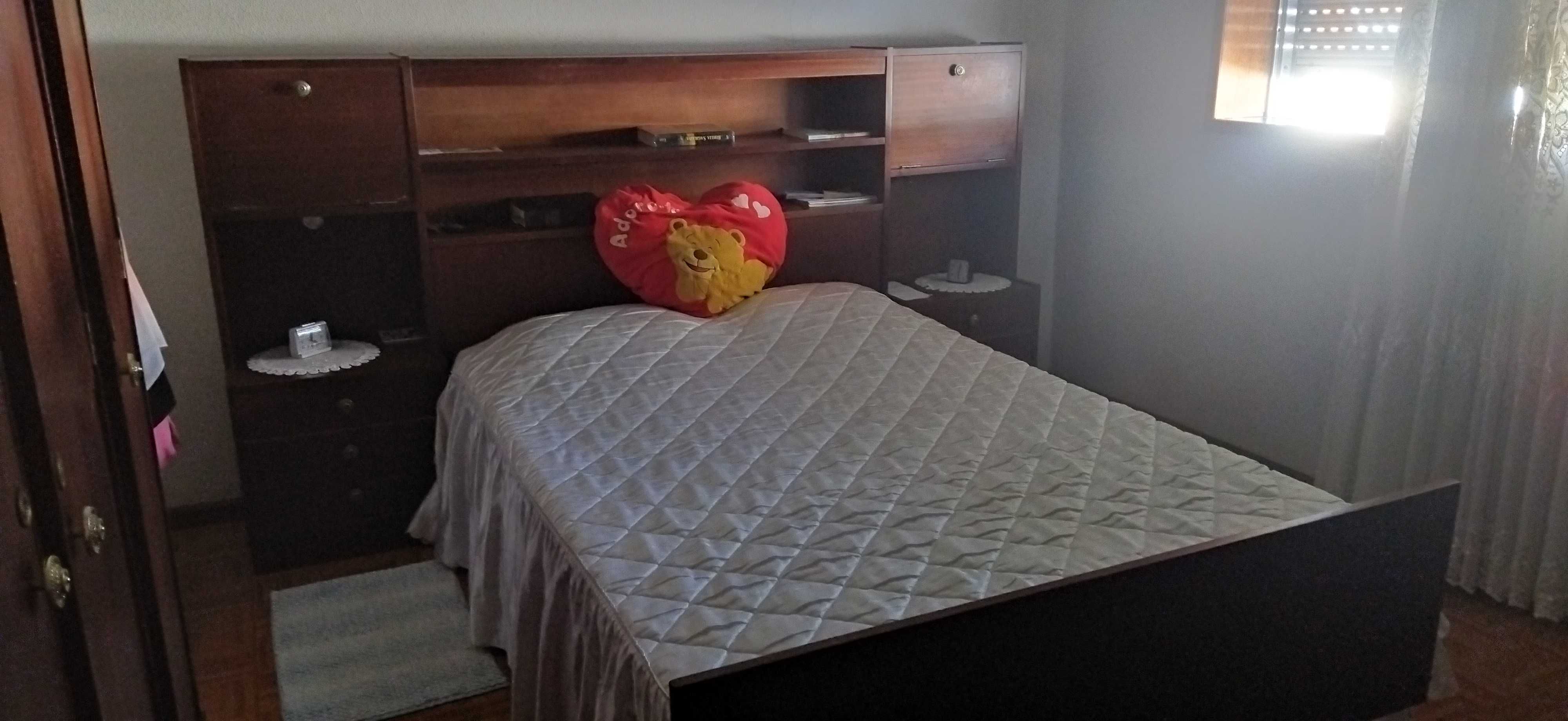 Cama com estrado e colchqo 190€