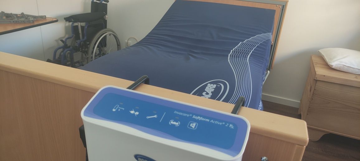 Cama articulada Invacare e colchão anti-escaras com compressor