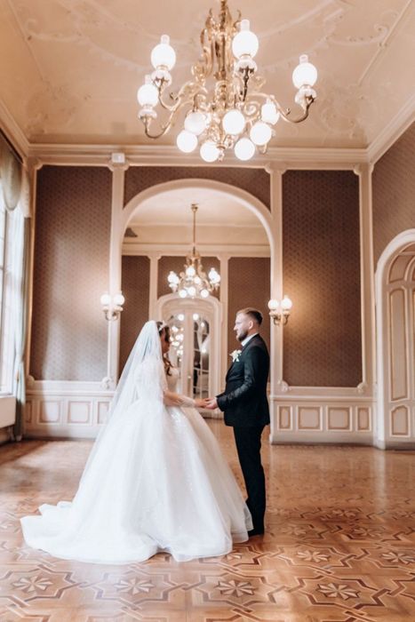 Весільне плаття з шлейфом