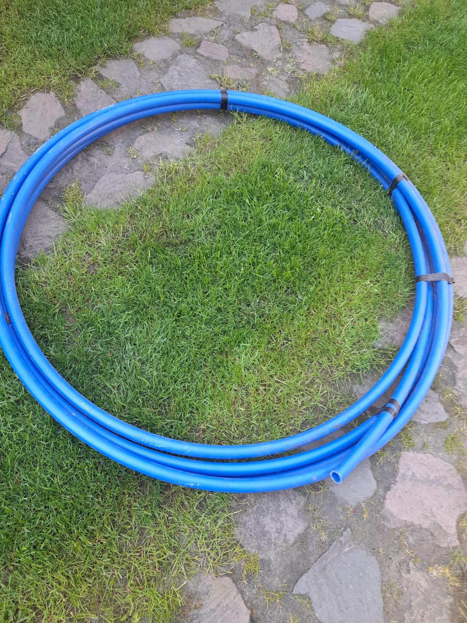 Wąż do wody, 17 metrów, grubość ok. 3 cm.