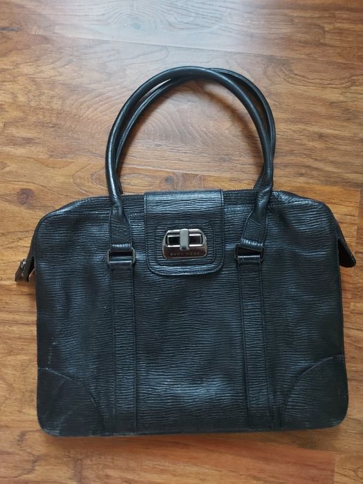 Черная кожаная сумка-тоут от Hugo Boss.