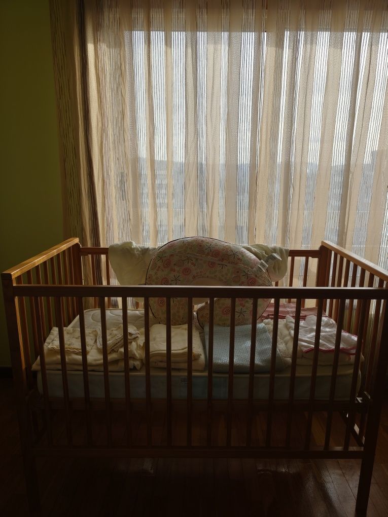 Cama de bebé com almofada