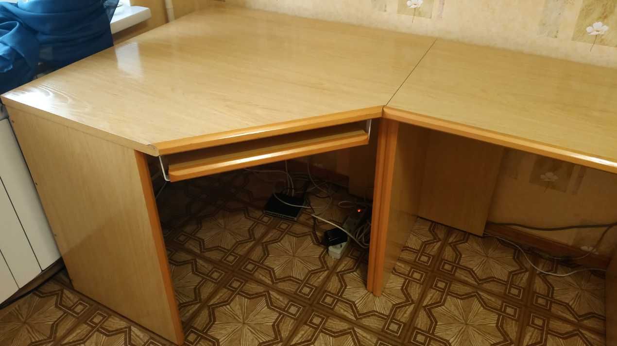 Продам угловой компьютерный стол