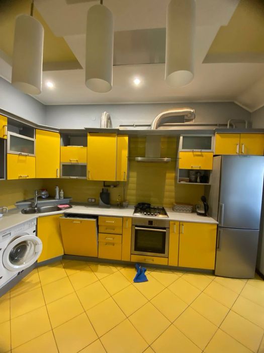 Продаж 3 кімнатна квартира з ремонтом і паркінгом вул. Ромашкова Сихів