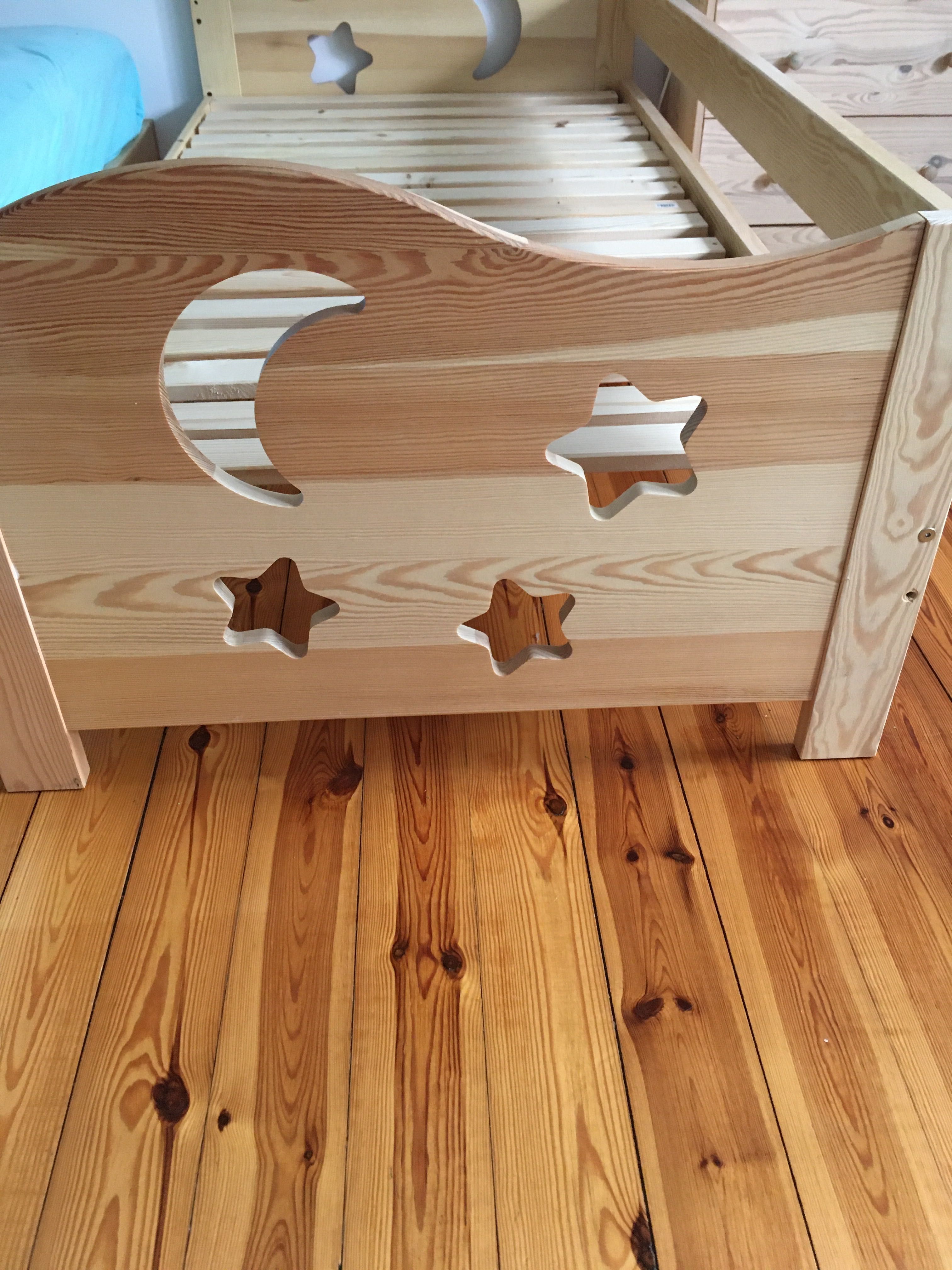 Drewniane łóżko dziecięce plus materac