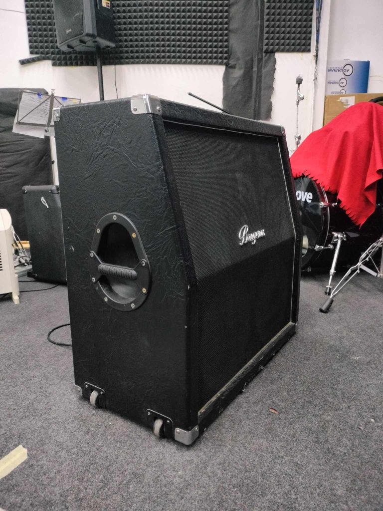 BUGERA 412H-BK - kolumna gitarowa 200W, 4 x 12"