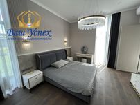Продаж сучасного нового будинку в містечку з озерами.