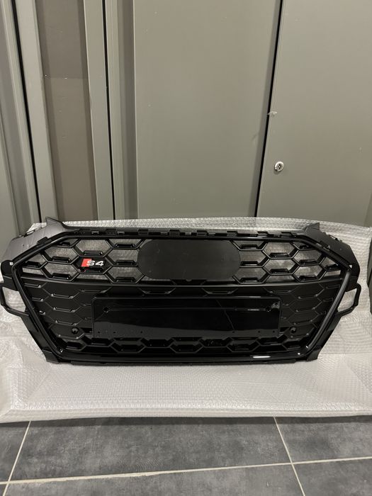 Решітка радіатора Audi A4 B9 2020-2024 стиль RS4 чорний глянець