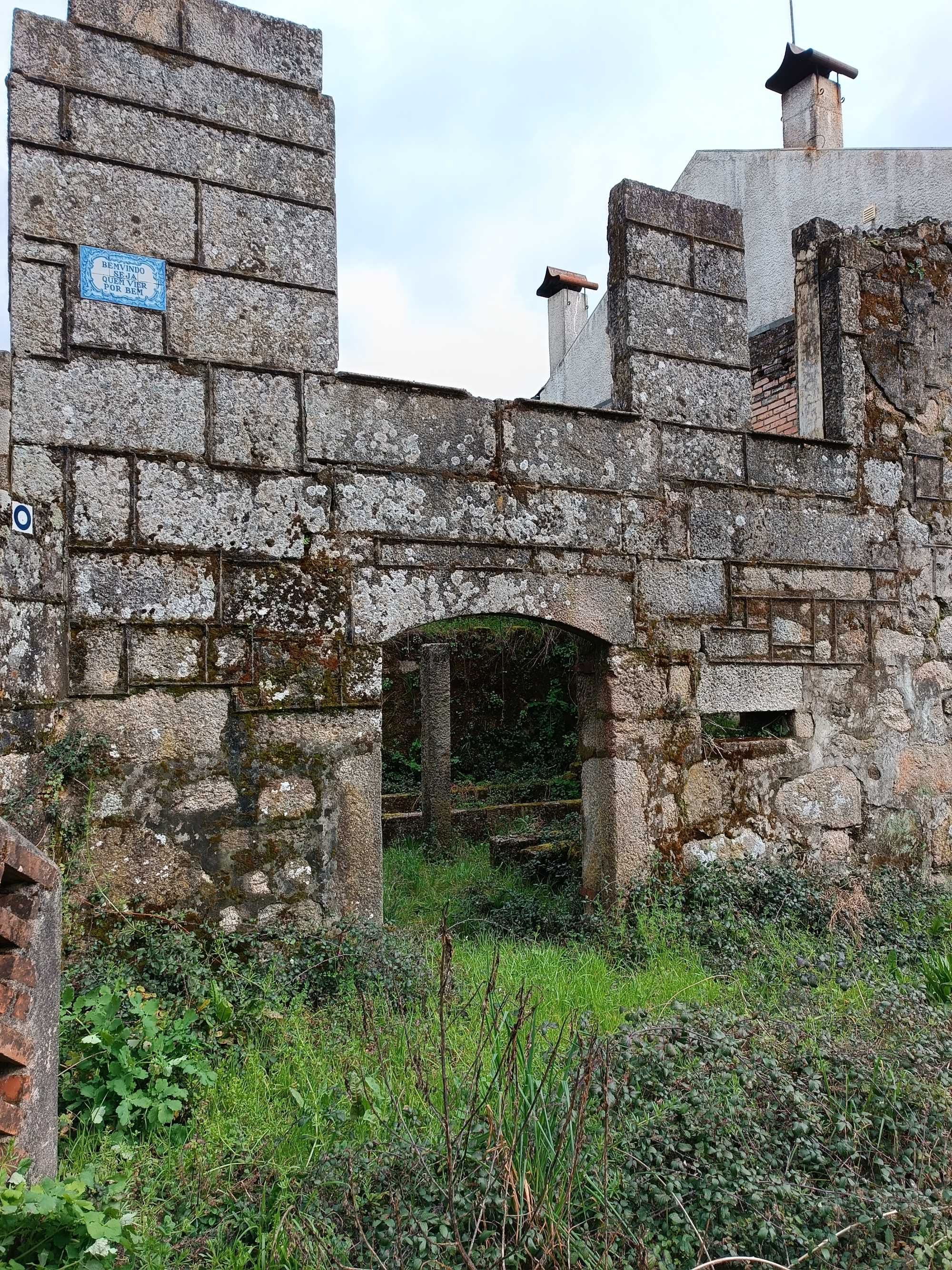 Terreno em Viseu para construção com 2 casas em ruina