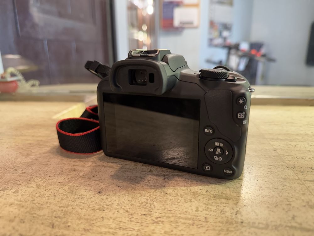 Lustrzanka Canon EOS R100