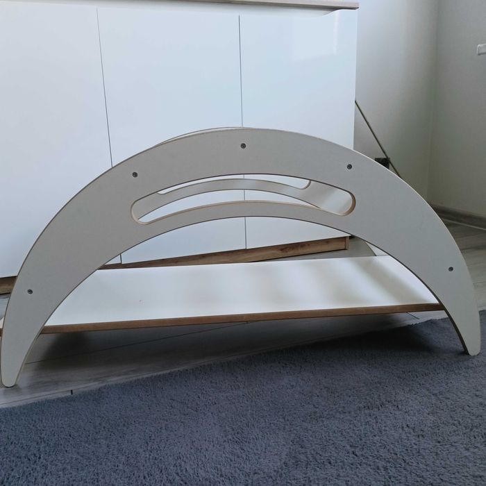 Duży drewniany bujak ze zjeżdżalnią