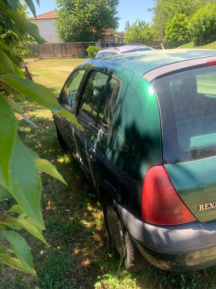 Renault clio avariado