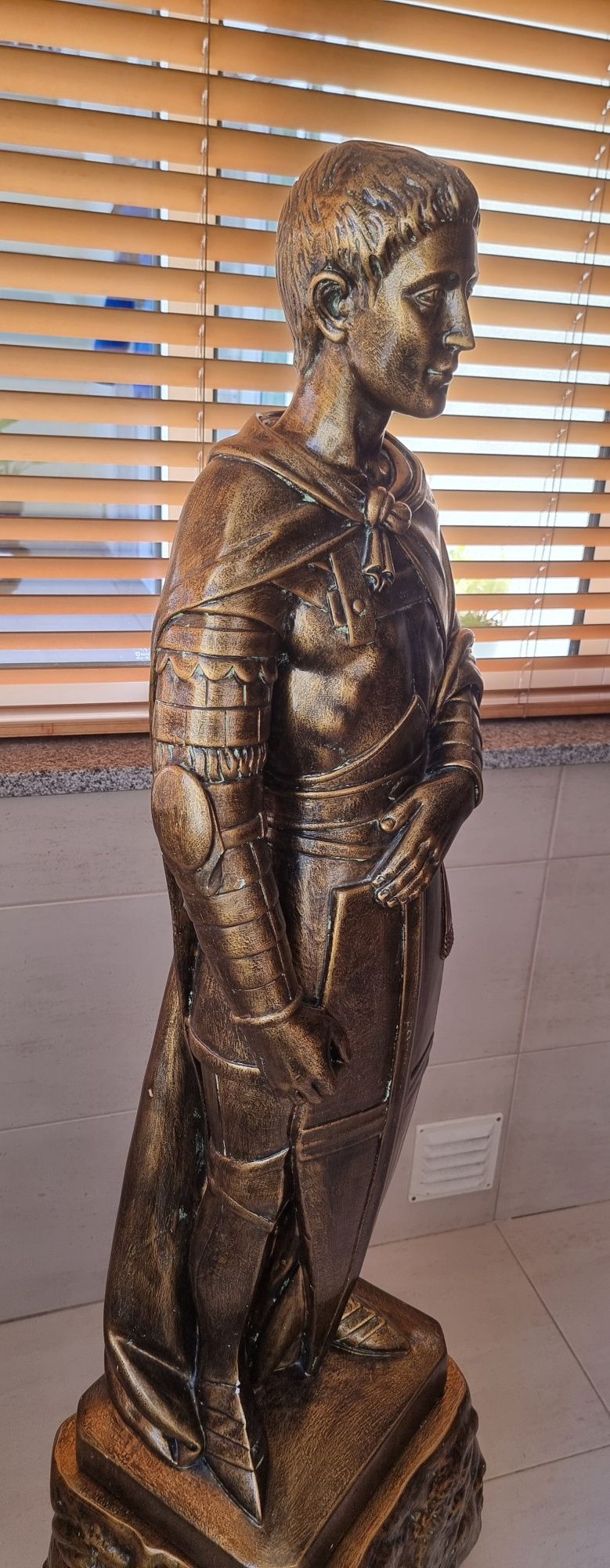 Estátua soldado com cepo (cor bronze)