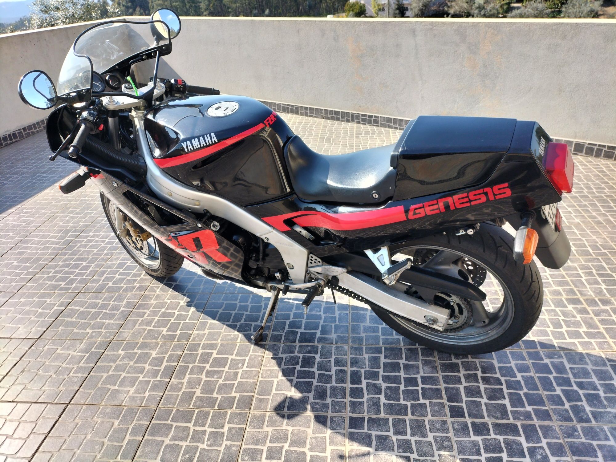 Mota Yamaha FZR 1000