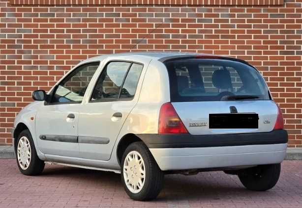 Vendo Renault Clio de 2001, gasolina, com 150.000 km.