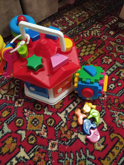 Продам іграшки, сортер, пазли, пірамідки.