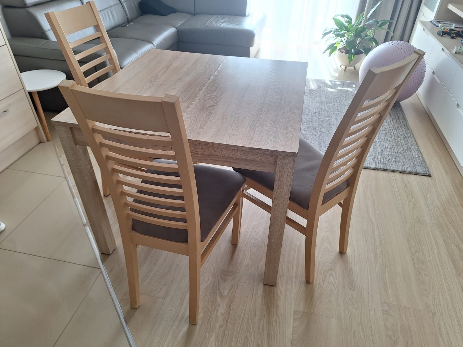 Stół z 3 krzesłami